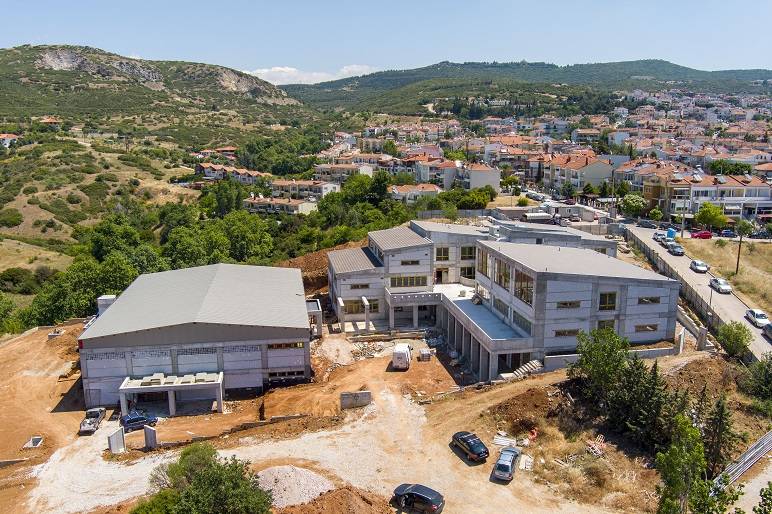 Τα Χριστούγεννα του 2021 η παράδοση του υπερσύγχρονου 2ου Γυμνασίου Πεύκων