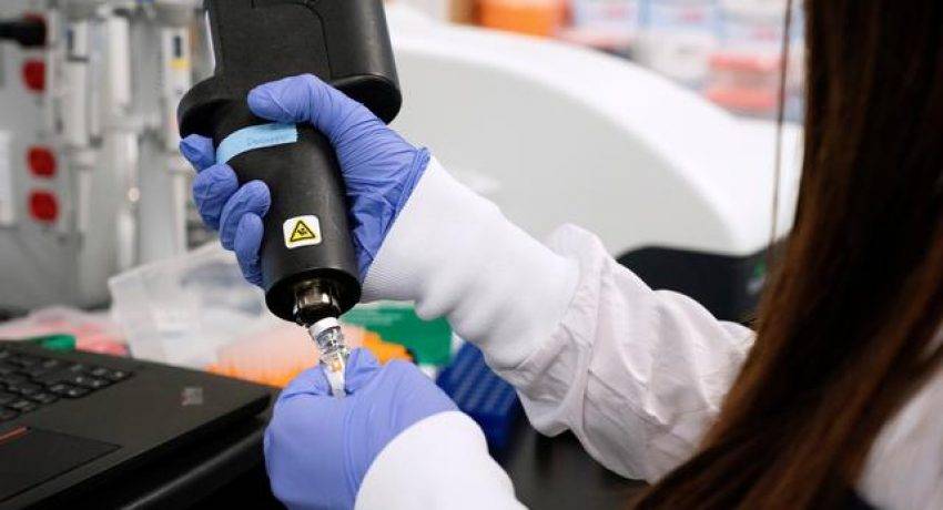 Να μην ωθούνται σε εμβολιασμό οι νέοι 18-22 ετών λέει ο εφευρέτης των mRNA