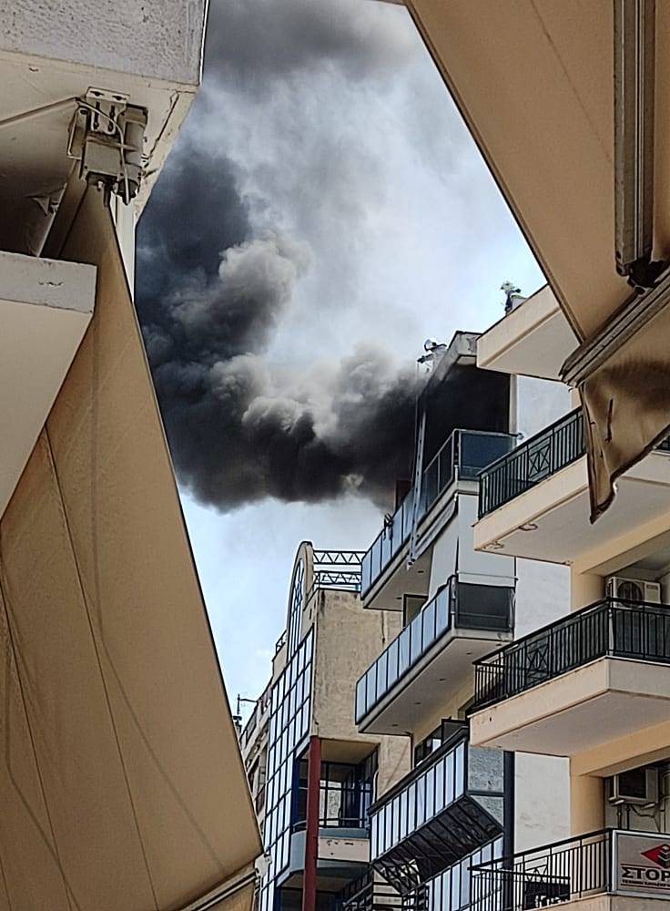 ΤΏΡΑ: Φωτιά στο κέντρο της Καλαμαριάς