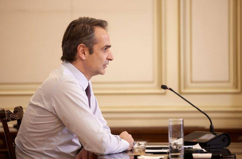 Σύσκεψη στο Μαξίμου για τη μετάλλαξη «Δ»: Στο τραπέζι εστίαση, εμβόλια και κατασκηνώσεις