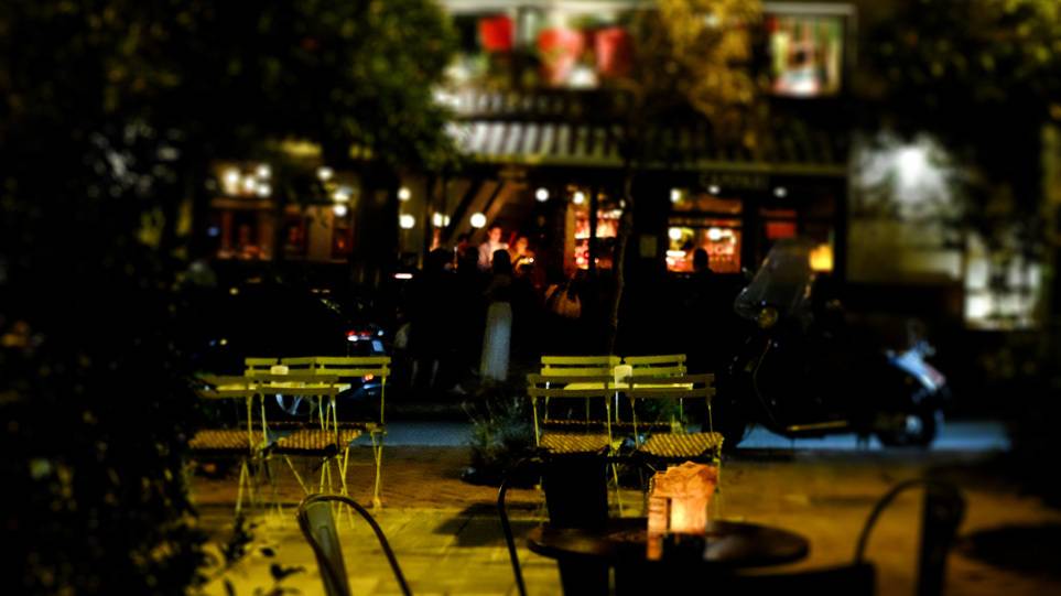 Το θέατρο του παραλόγου συνεχίζεται: Ποτάκι-Μπαράκι και διασκέδαση μόνο για εμβολιασμένους προβλέπει η ΚΥΑ