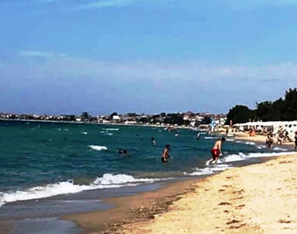 Ανεμοστρόβιλος “χτύπησε” την παραλία στα Νέα Μουδανιά Χαλκιδικής