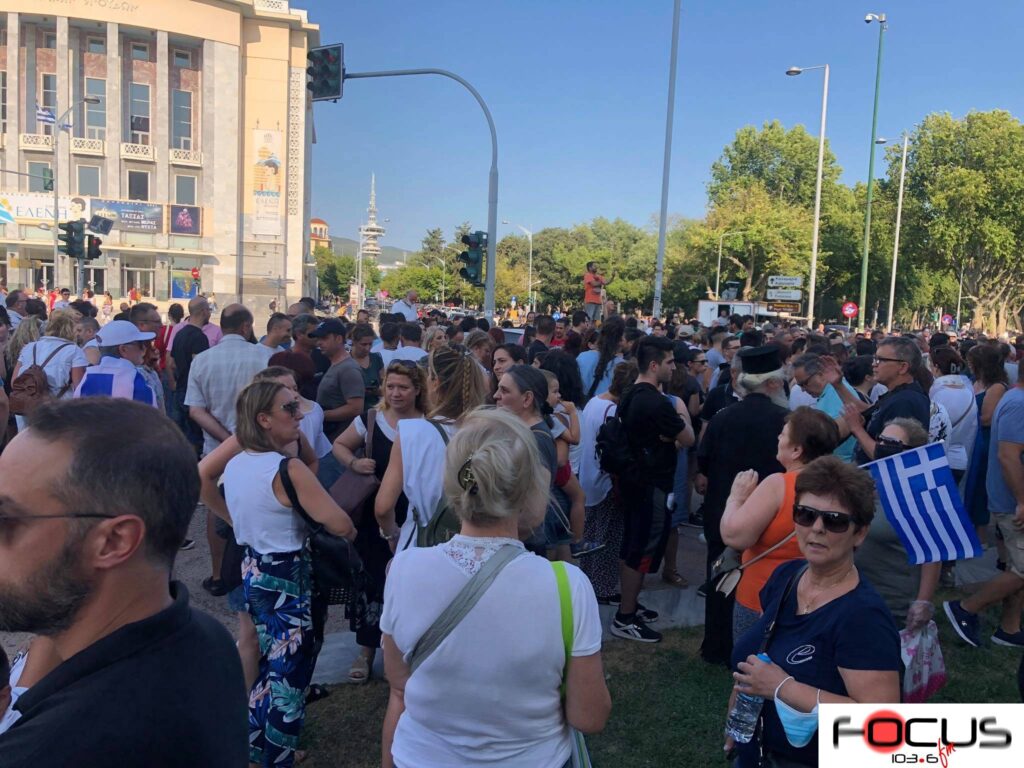 ΤΩΡΑ: Πορεία κατά των υποχρεωτικών εμβολιασμών στη Θεσσαλονίκη – LIVE ΕΙΚΟΝΑ