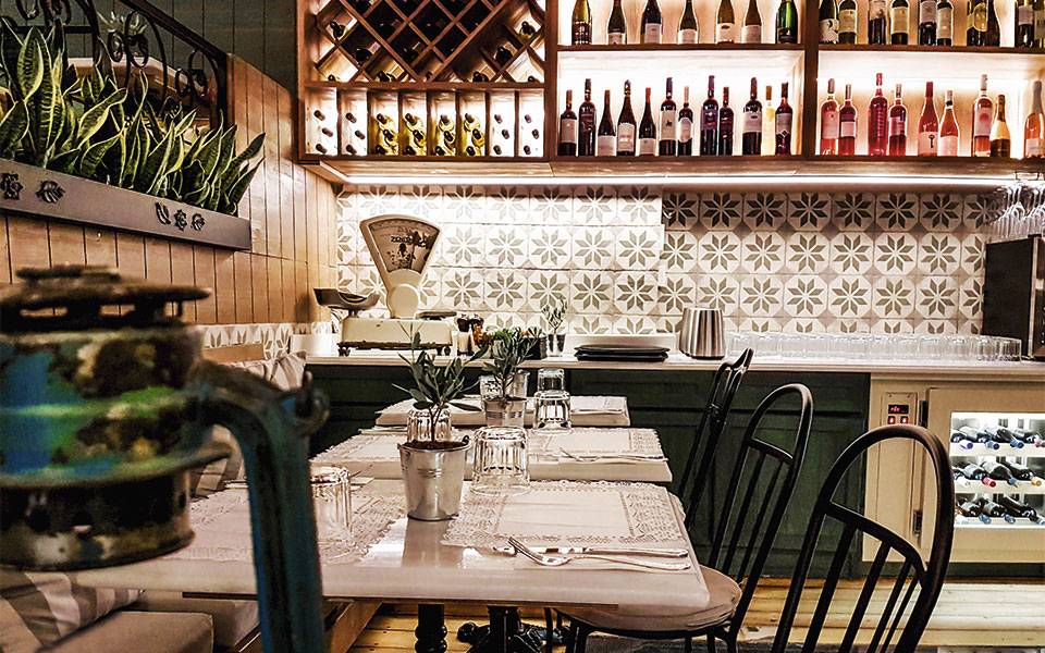 Μόνο σε εμβολιασμένους θα επιτρέπεται η είσοδος σε κλειστούς χώρους εστίασης