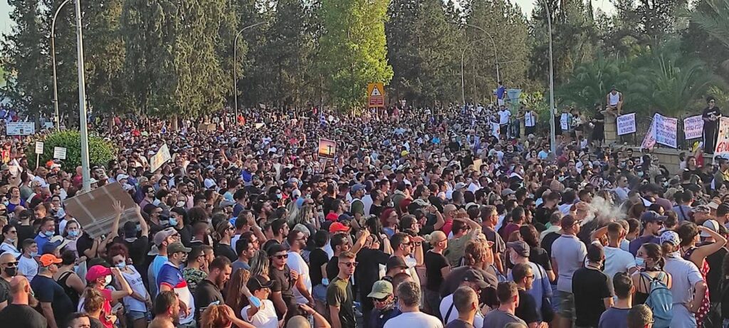 ΒΙΝΤΕΟ-Κύπρος: Χιλιάδες διαδηλωτές κατά του υποχρεωτικού εμβολιασμού