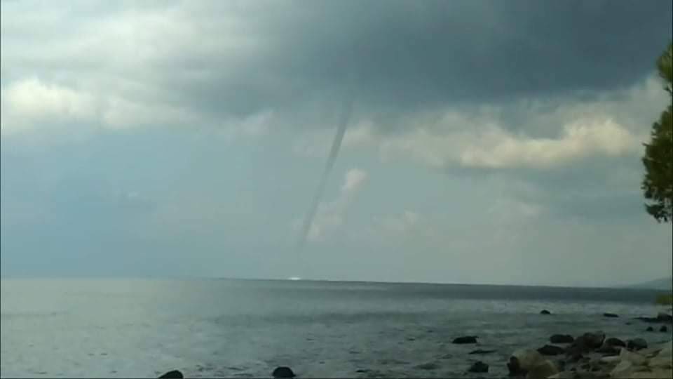 Εντυπωσιακός υδροστρόβιλος στη Χαλκιδική – Δείτε φωτογραφίες