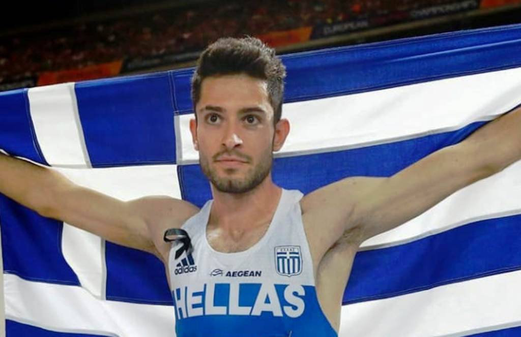 Φωταγωγημένο για τρεις ημέρες το δημαρχείο της πόλης των Γρεβενών για τον “χρυσό” Τεντόγλου