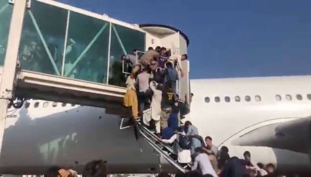 Αφγανιστάν: Πανικός και νεκροί στο αεροδρόμιο της Καμπούλ