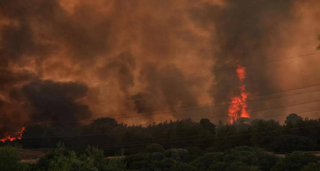Μαίνεται ο πύρινος όλεθρος σε πολλές περιοχές της χώρας – Ολονύκτια μάχη με τις φλόγες