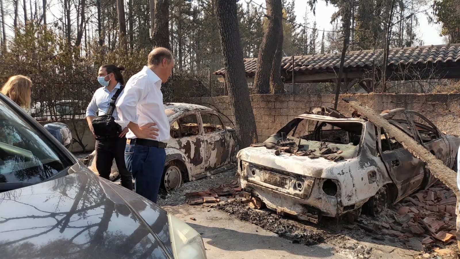 Αυτοψία του Κυριάκου Βελόπουλου στην περιοχή των καμμένων στη Βαρυμπόμπη – Γροθιά στο στομάχι η εικόνα των καμμένων