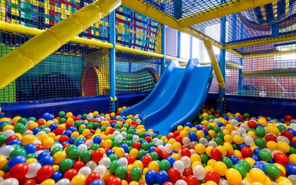 Ανοίγουν οι κλειστοί παιδότοποι μόνο για εμβολιασμένους συνοδούς