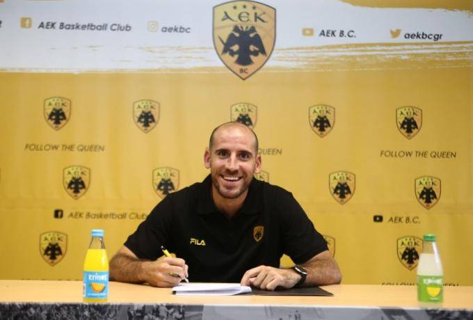 Ανακοίνωσε και επίσημα τον Κολόμ η ΑΕΚ