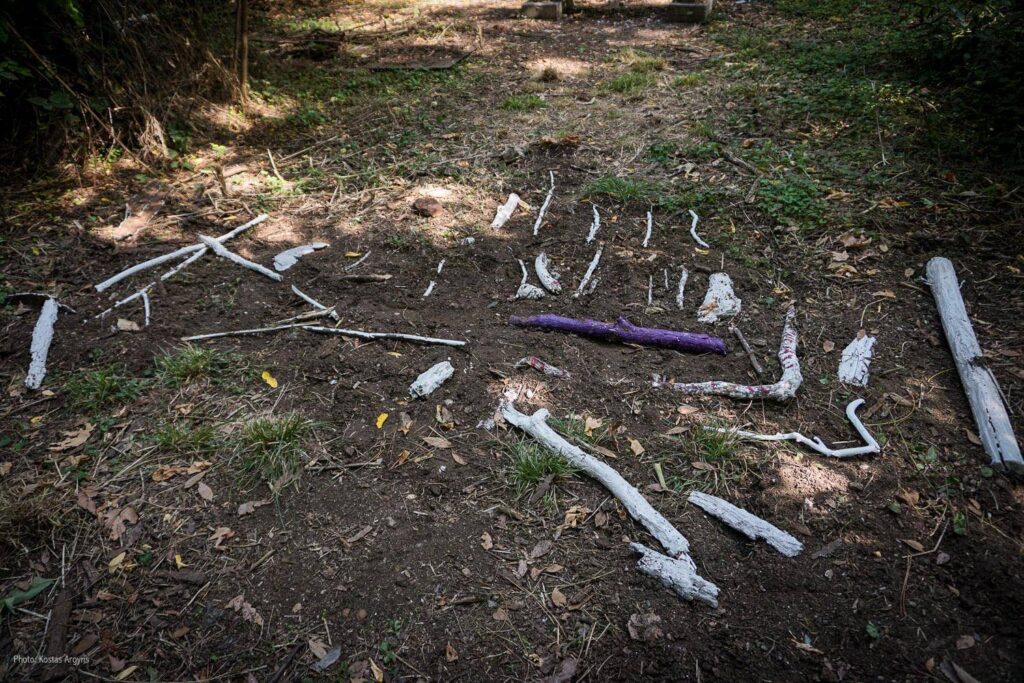 Θεσσαλονίκη: Βάνδαλοι κατέστρεψαν περιβαλλοντικά γλυπτά φοιτητών του ΑΠΘ στα Πεύκα