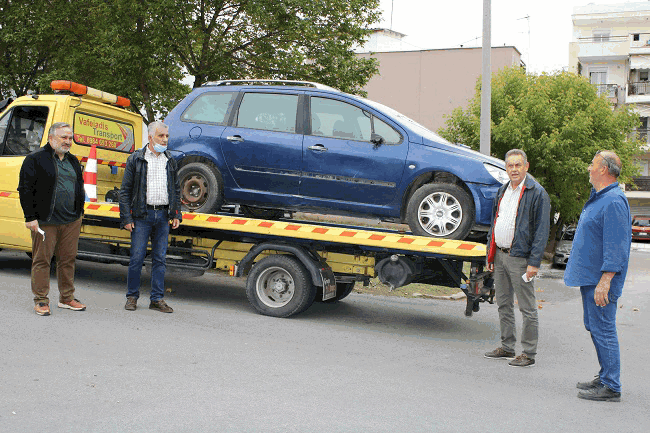 Επιχείρηση απομάκρυνσης εγκαταλελειμμένων οχημάτων από τους δρόμους του Δήμου Κορδελιού Ευόσμου