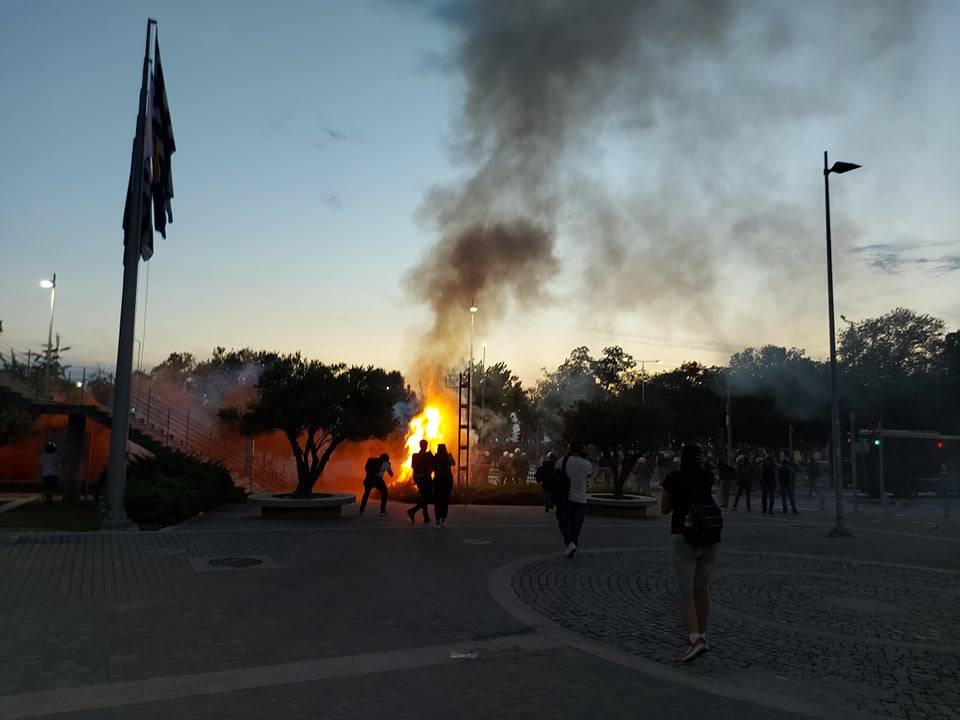 ΒΙΝΤΕΟ-ΤΩΡΑ-Επεισόδια μπροστά στο δημαρχείο Θεσσαλονίκης -Πετροπόλεμος και δακρυγόνα