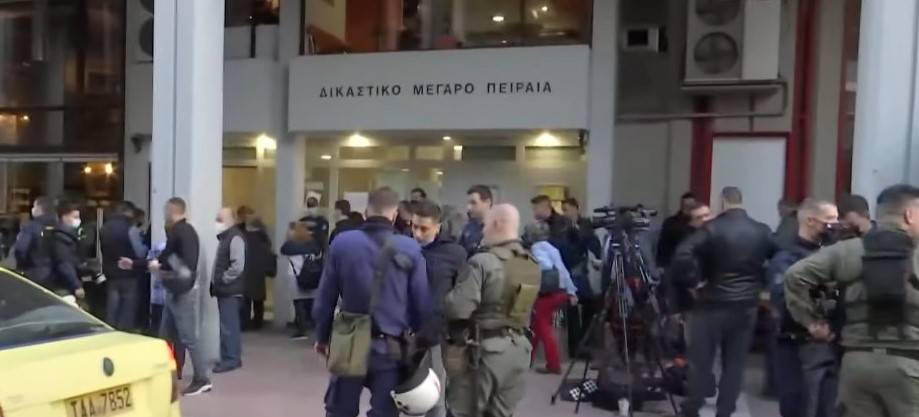 Στην ανακρίτρια με χειροκροτήματα και χειροπέδες οι επτά αστυνομικοί για τη φονική καταδίωξη στο Πέραμα
