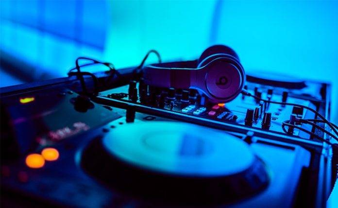 ΤΩΡΑ: Συγκέντρωση διαμαρτυρίας DJs για την απαγόρευση μουσικής στη Θεσσαλονίκη