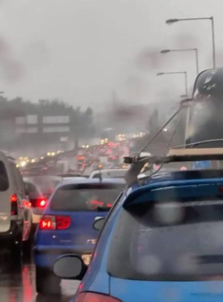 Θεσσαλονίκη: Μεγάλο μποτιλιάρισμα στο κέντρο και τροχαία εξαιτίας της βροχής