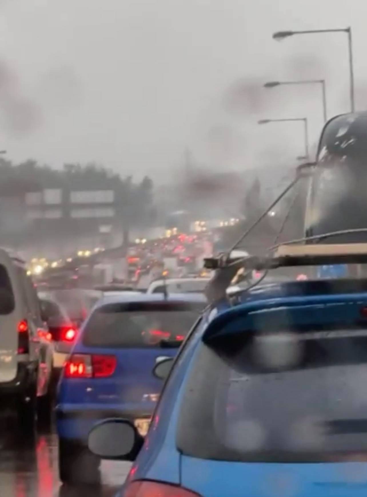 Θεσσαλονίκη: Μεγάλο μποτιλιάρισμα στο κέντρο και τροχαία εξαιτίας της βροχής