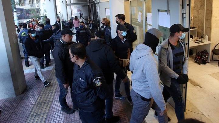 Καταδίωξη στο Πέραμα: Ελεύθεροι χωρίς περιοριστικά μέτρα οι 7 αστυνομικοί – Ελεύθεροι και οι δύο Ρομά χωρίς αναμορφωτικά μέτρα