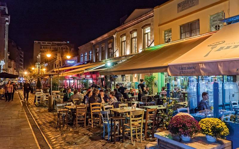 Με νέα μέτρα χωρίζουν τη χώρα στα δύο – Στις 15:00 οι ανακοινώσεις