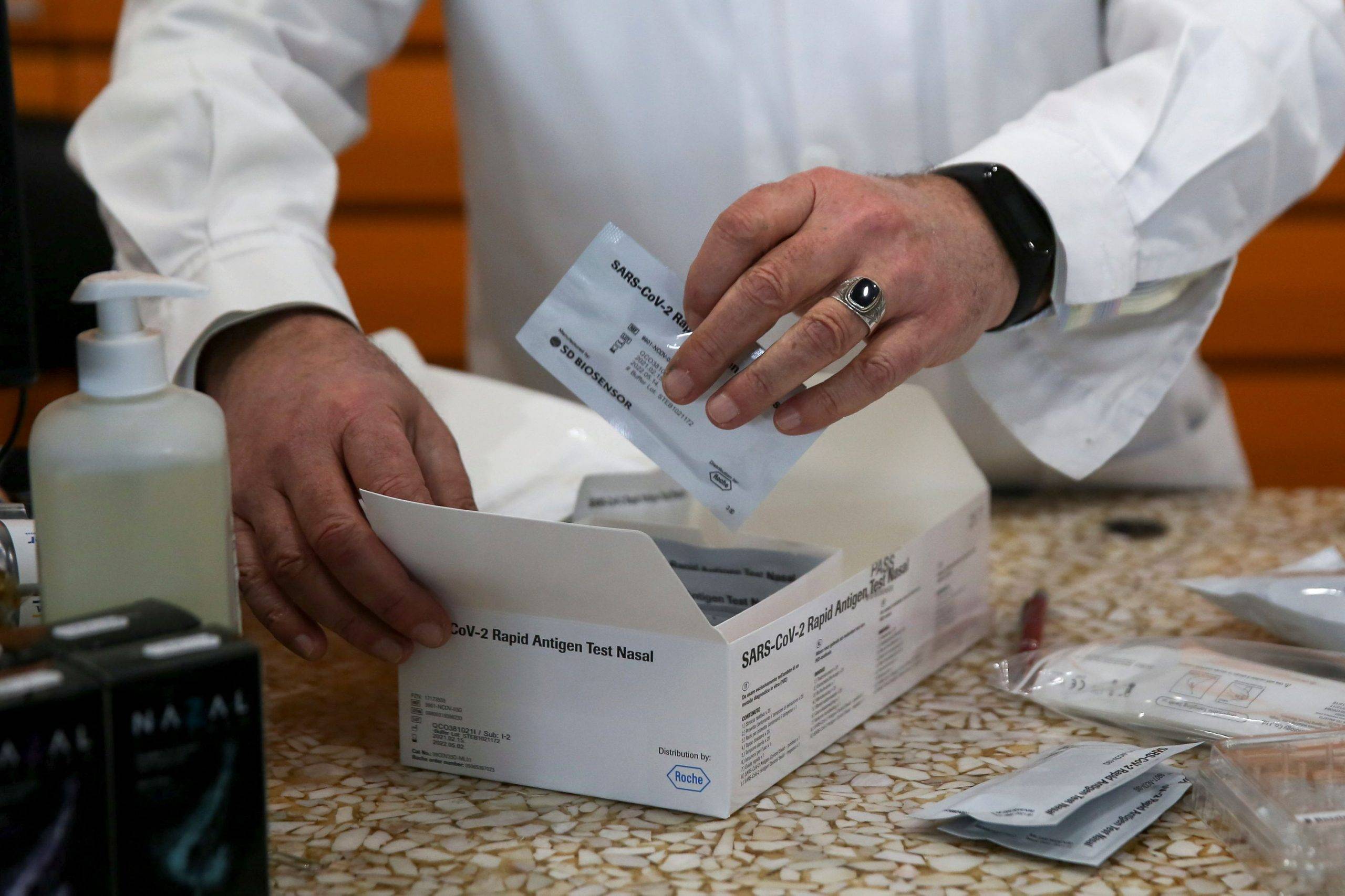 Πρόταση Σαρηγιάννη: Υποχρεωτικά self test και στους εμβολιασμένους εργαζόμενους- BINTEO