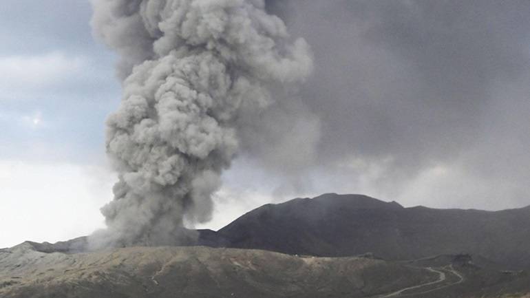 BINTEO: Ηφαιστειακή έκρηξη στο Όρος Άσο της Ιαπωνίας – Αυξήθηκε το επίπεδο συναγερμού