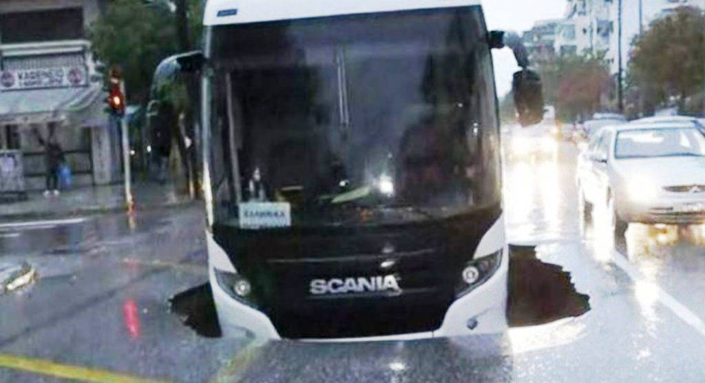 Διακόπηκε λογω της καθίζησης η κυκλοφορία οχημάτων στην οδό Εθνικής Αντιστάσεως στην Καλαμαριά