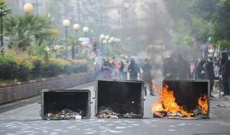 ΤΩΡΑ: Επεισόδια και οδοφράγματα στην ΑΣΟΕΕ