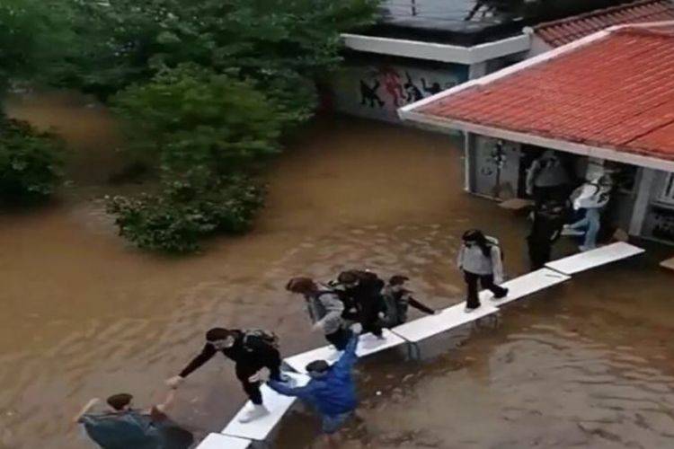 Απίστευτες εικόνες – Νέα Φιλαδέλφεια: Έστησαν «γέφυρα» με θρανία για να φύγουν οι μαθητές (Βίντεο)