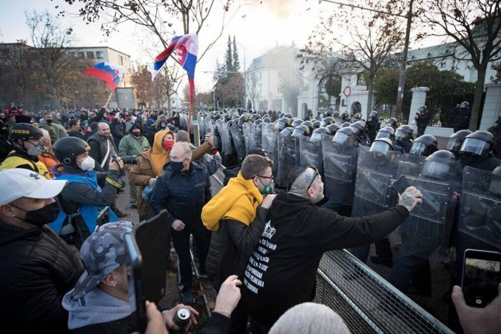 Σλοβακία: Διαδηλώσεις κατά των μέτρων – Τραυματισμοί και συλλήψεις