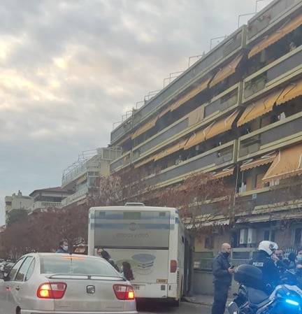 Θεσσαλονίκη – Λεωφορείο έπεσε πάνω σε σταθμευμένα ΙΧ – Ο οδηγός υπέστη επιληπτικό επεισόδιο