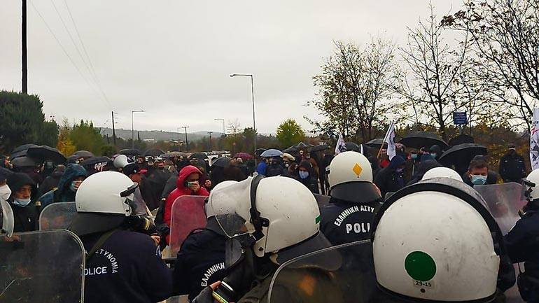 ΒΙΝΤΕΟ//Κοζάνη: Επεισόδια με ξύλο και χημικά κατά την άφιξη του Κ.Μητσοτάκη