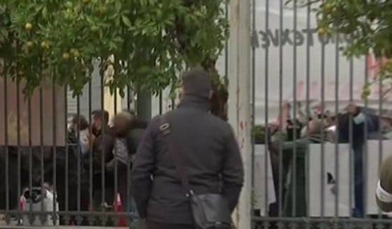 Ενταση έξω από το Πολυτεχνείο: Δεν επέτρεψαν σε βουλευτές της ΝΔ να καταθέσουν στεφάνι