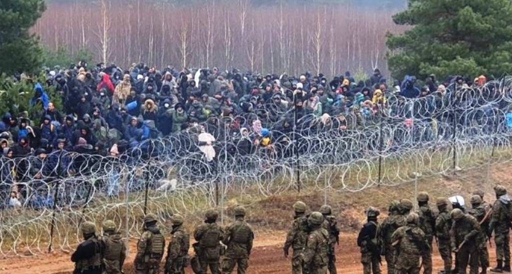 50 παράνομοι μετανάστες έσπασαν τη γραμμή άμυνας της Πολωνίας και μπήκαν στο έδαφος της