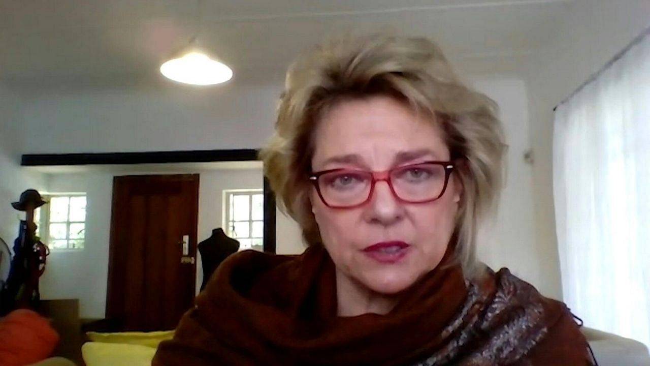 Μετάλλαξη Όμικρον: "Ελαφρά τα περιστατικά- όχι στον πανικό" λέει η πρόεδρος του ιατρικού συλλόγου Νοτίου Αφρικής