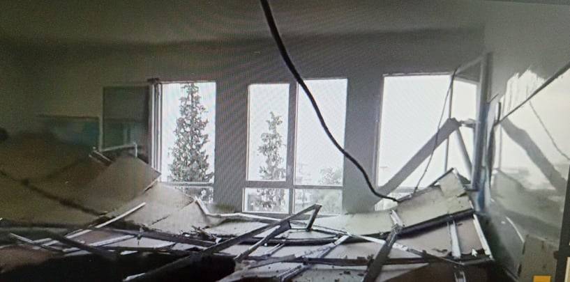 ΤΩΡΑ – Διαμαρτυρία στην Πυλαία για την οροφή που κατέρρευσε στο σχολείο