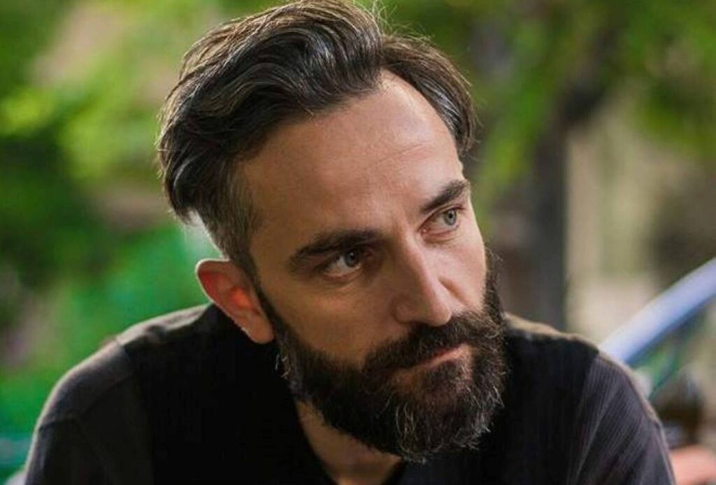 Άρης Σερβετάλης: Αποχώρησε από παράσταση γιατί δεν ήθελε να παίζει μόνο για εμβολιασμένους