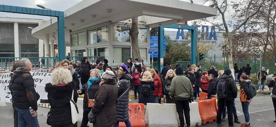 Διαμαρτυρία υγειονομικών στο ΑΧΕΠΑ: Aποδοκιμασίες στον Θ. Πλεύρη