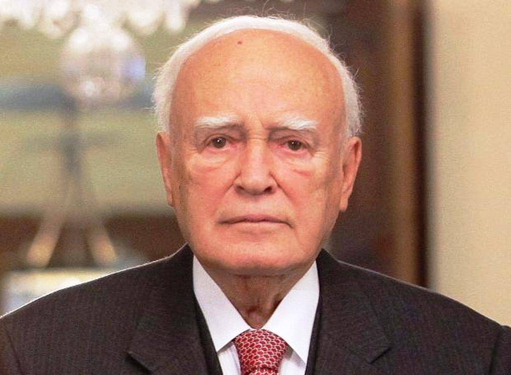 Με τιμές αρχηγού κράτους η κηδεία του Κάρολου Παπούλια – Τριήμερο δημόσιο πένθος