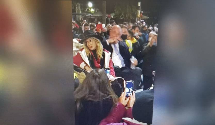 Στο Βόλο δεν… κολλάει-Πλήθος κόσμου στην τελετή φωταγώγησης