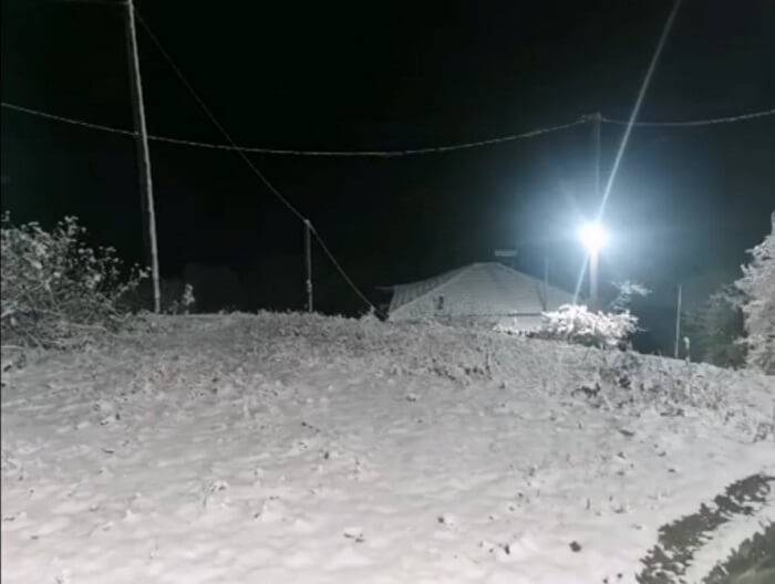 ΦΩΤΟ: Χιόνισε στο Καρυδοχώρι – «Ντύθηκε» στα λευκά το ακριτικό χωριό