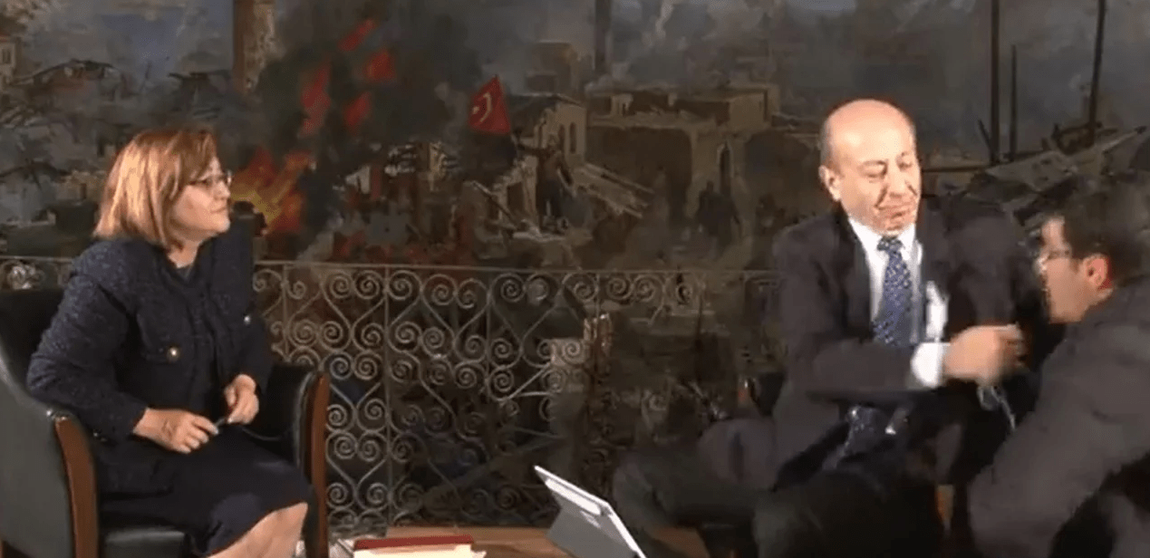 ΒΙΝΤΕΟ - Δημοσιογράφος χαστουκίζει τεχνικό σε ζωντανή συνέντευξη σε τουρκικό κανάλι