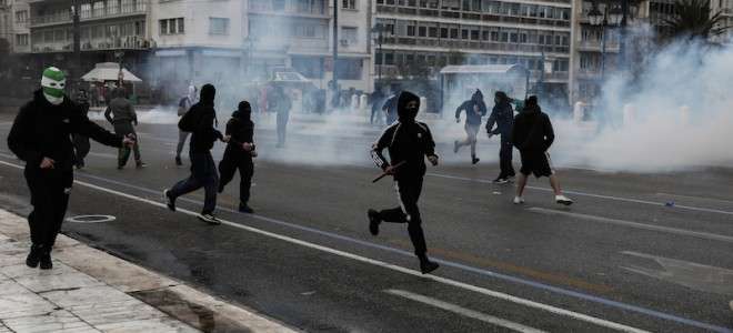 Επεισόδια και πετροπόλεμος στο υπουργείο Παιδείας στη συγκέντρωση των μαθητών