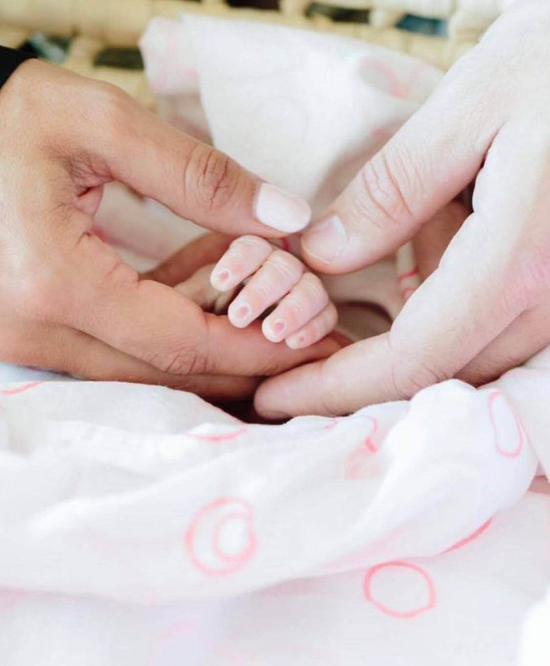 Σοκάρει η τραγική ιστορία μιας εγκύου που το μωρό της γεννήθηκε νεκρό. Η ίδια κατηγορεί το εμβόλιο