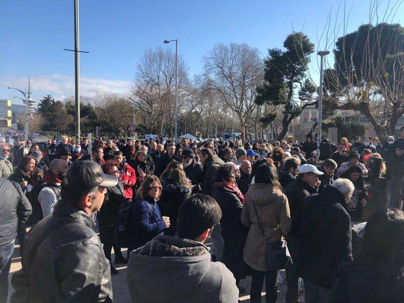 ΒΙΝΤΕΟ & ΦΩΤΟ: Εκατοντάδες πολίτες συγκεντρώθηκαν στο Λευκό Πύργο διαμαρτυρόμενοι κατα της υποχρεωτικότητας του εμβολιασμού