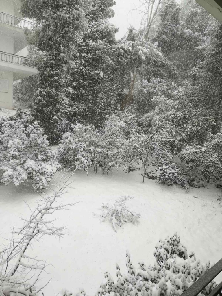 Πολικές θερμοκρασίες στη Στερεά Ελλάδα – Χωρίς ρεύμα πολλές περιοχές της Εύβοιας- Προβλήματα και στην Κρήτη