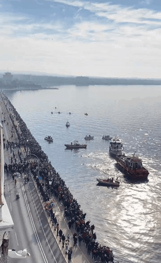 Θεσσαλονίκη: Τελετή Καθαγιασμού των Υδάτων – 19χρονος φοιτητής έπιασε τον Τίμιο Σταύρο στον Θερμαϊκό Κόλπο