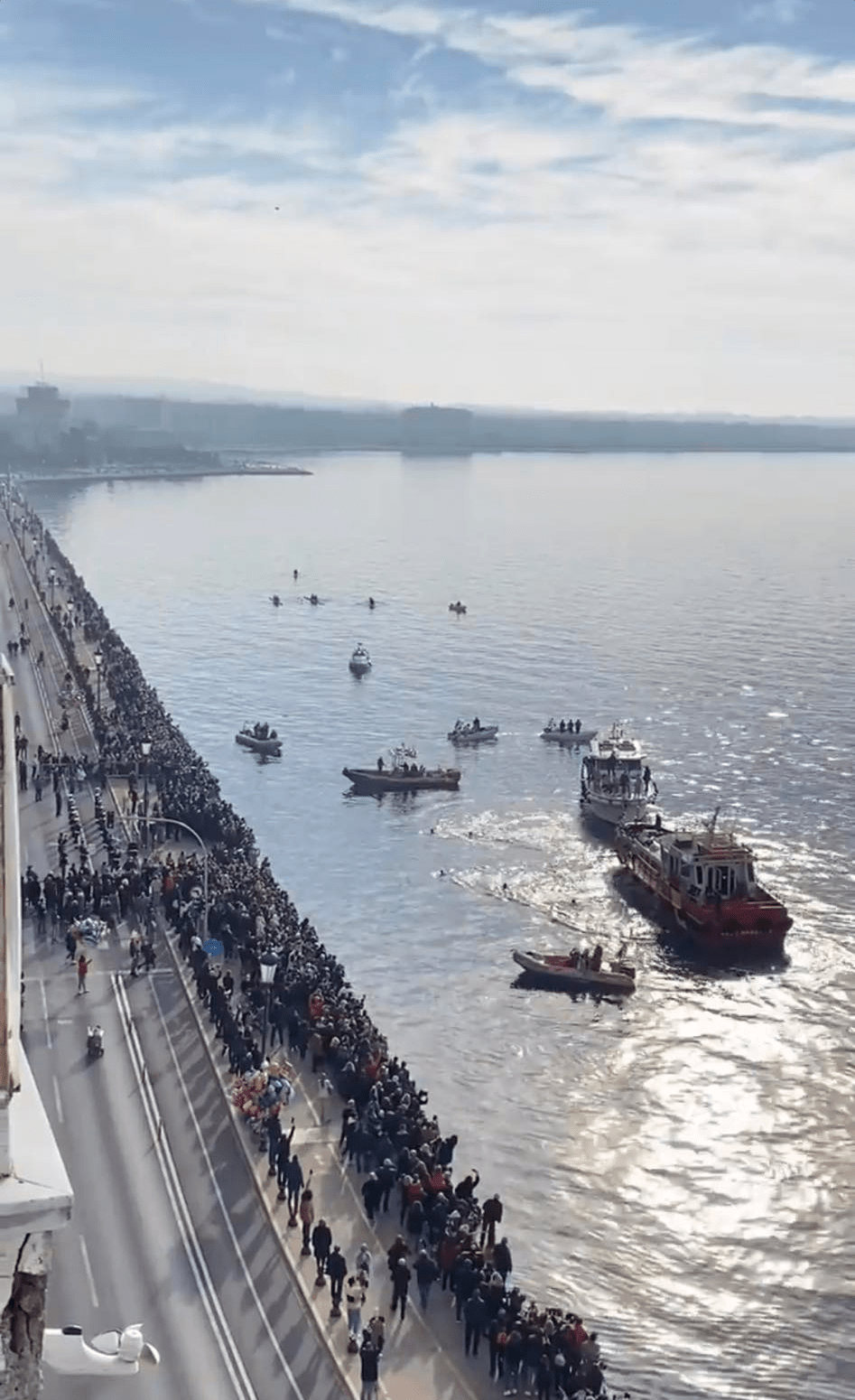 Θεσσαλονίκη: Τελετή Καθαγιασμού των Υδάτων - 19χρονος φοιτητής έπιασε τον Τίμιο Σταύρο στον Θερμαϊκό Κόλπο