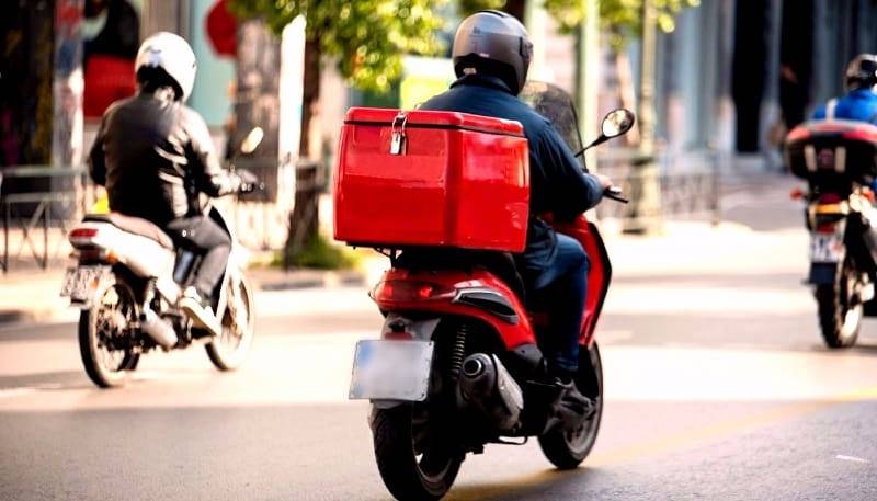 Νέα μοτοπορεία διανομέων στη Θεσσαλονίκη – Καταγγέλουν παράλογα πρόστιμα για τα rapid test